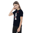 una niña joven que lleva una camiseta negra con un corazón blanco y rojo