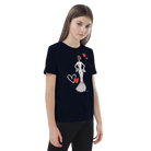 una niña joven que lleva una camiseta negra con un vestido blanco y un corazón