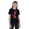 una niña pequeña que lleva una camiseta negra con un vestido rojo y corazones