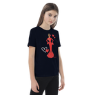 una niña pequeña que lleva una camiseta negra con un vestido rojo y un corazón