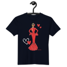 una camiseta con una mujer en un vestido rojo sosteniendo un corazón