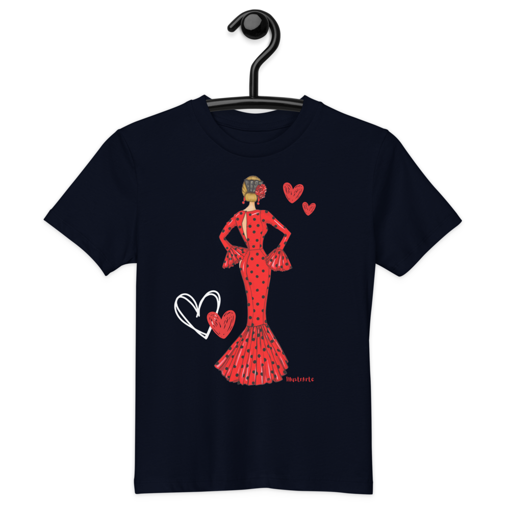 una camiseta con una mujer en un vestido rojo sosteniendo un corazón