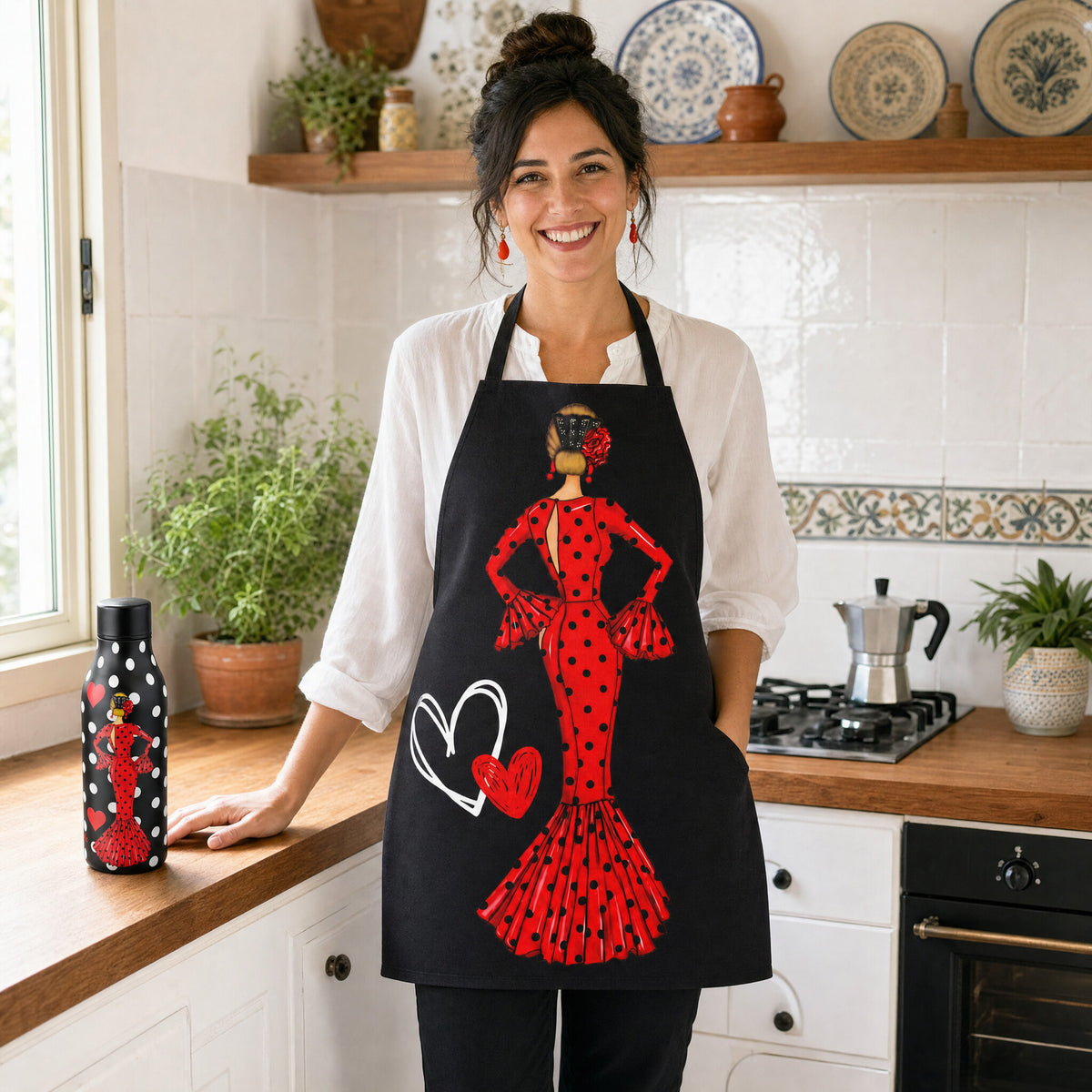 Mujer con delantal flamenco María Rojo cocinando, con la botella térmica a juego