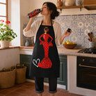 Mujer con delantal flamenco María Rojo bebiendo de la botella térmica en la cocina