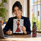 Mujer con la libreta flamenca Pepa en su escritorio, con la botella térmica a juego