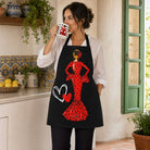 Mujer con delantal flamenco María Rojo tomando café en la taza a juego