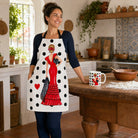 Mujer con delantal flamenco Manuela horneando, con la taza a juego