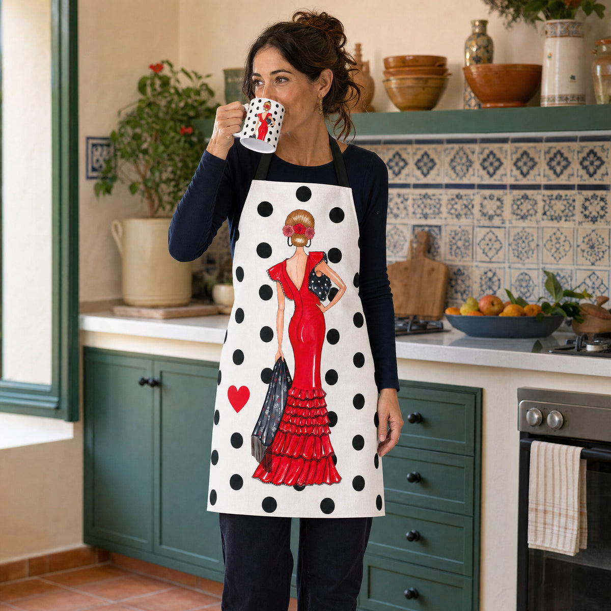 Mujer con delantal flamenco Manuela tomando café en la taza a juego