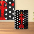Bolsa Málaga y libreta flamenca María Rojo en el escritorio