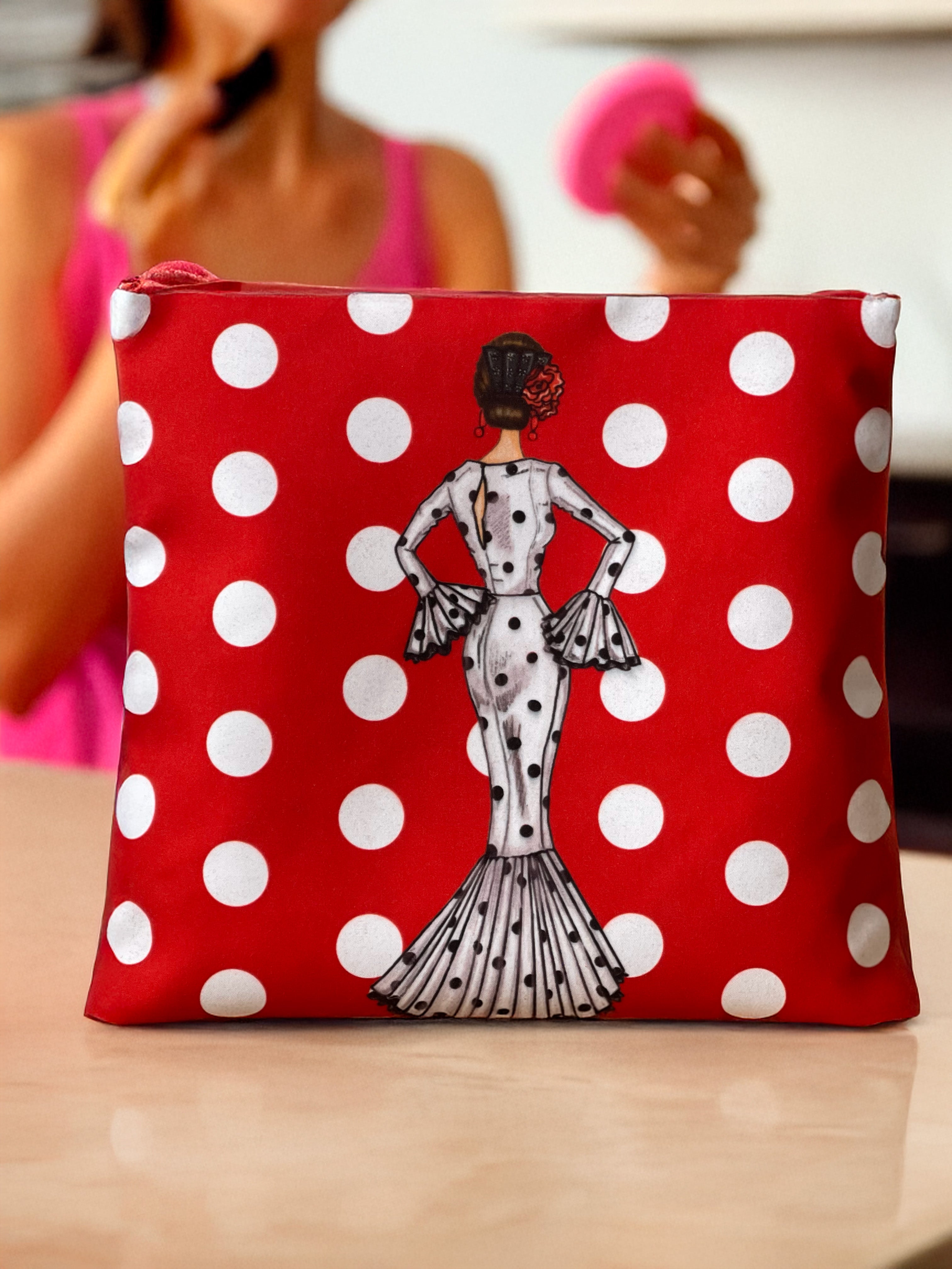 Neceser “María Blanco” impermeable de IlustrArte, con un diseño festivo de lunares blancos sobre fondo rojo, ideal para guardar maquillaje y accesorios.