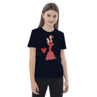 una niña que lleva una camiseta negra con un vestido rojo y un corazón