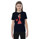 una mujer que lleva una camiseta negra con un vestido rojo de lunares