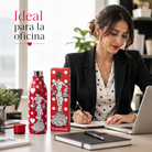 Botella térmica illustrArte 500 ml – diseño María Blanco sobre fondo rojo – vista 3