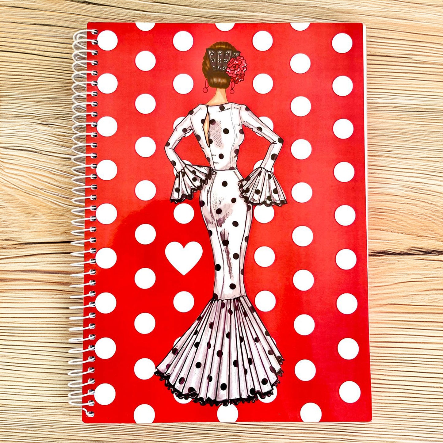 Libreta Flamenca María con tapa semirrígida roja y lunares blancos, ideal para escribir y dibujar.