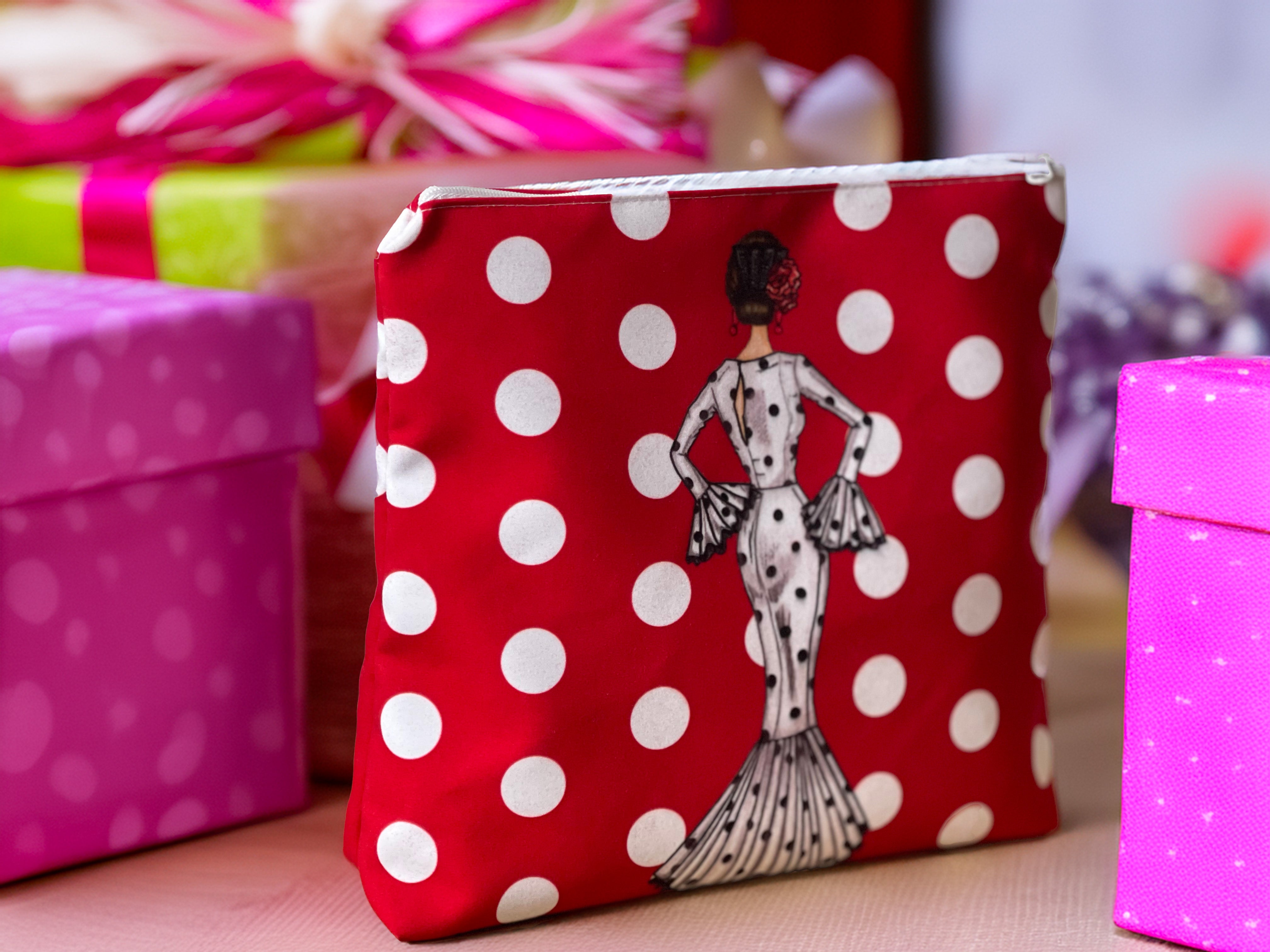 Vistas del neceser “María Blanco”, mostrando su funcionalidad y estilo único, ideal como regalo para amantes del flamenco y la cultura española.