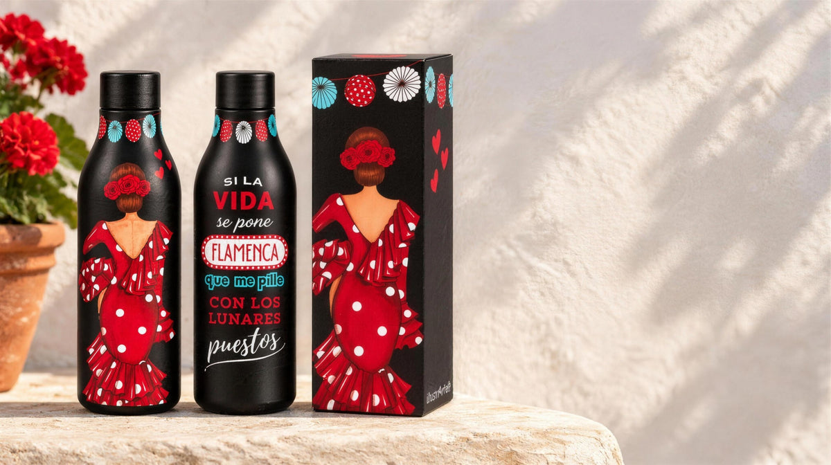 Botellas térmicas flamencas Macarena de illustrArte, sus dos caras ilustradas y su caja de regalo, en un patio andaluz al sol