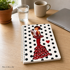 Libreta flamenca Pepa – sobre un escritorio de madera junto a la ventana
