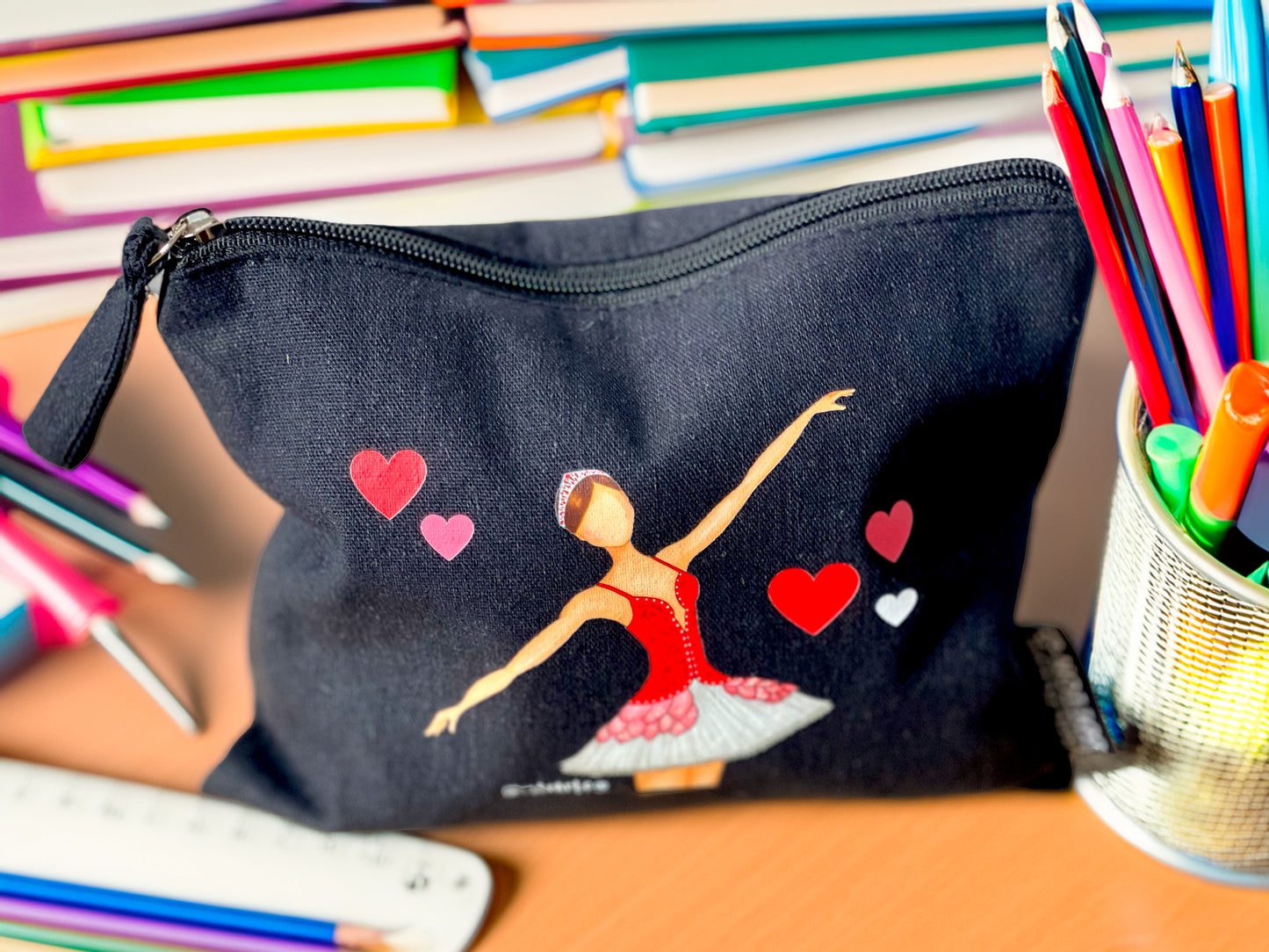 Neceser Bailarina Mariela – Estuche Cosmético de Algodón Reciclado en Negro, 21 x 16 cm, Diseño Impreso por Ambos Lados