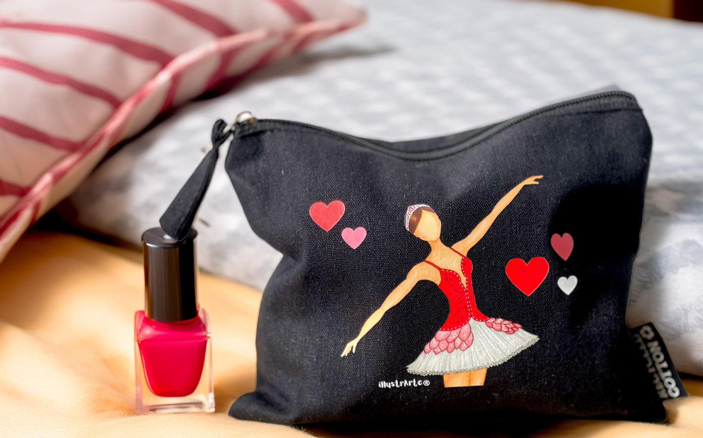 Neceser Bailarina Mariela – Estuche Cosmético de Algodón Reciclado en Negro, 21 x 16 cm, Diseño Impreso por Ambos Lados