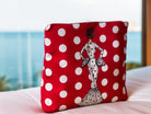 Neceser Flamenca “María Blanco” con fondo rojo y lunares blancos, diseño a doble cara y tamaño de 25x26 cm, ideal para el aseo personal y viajes.