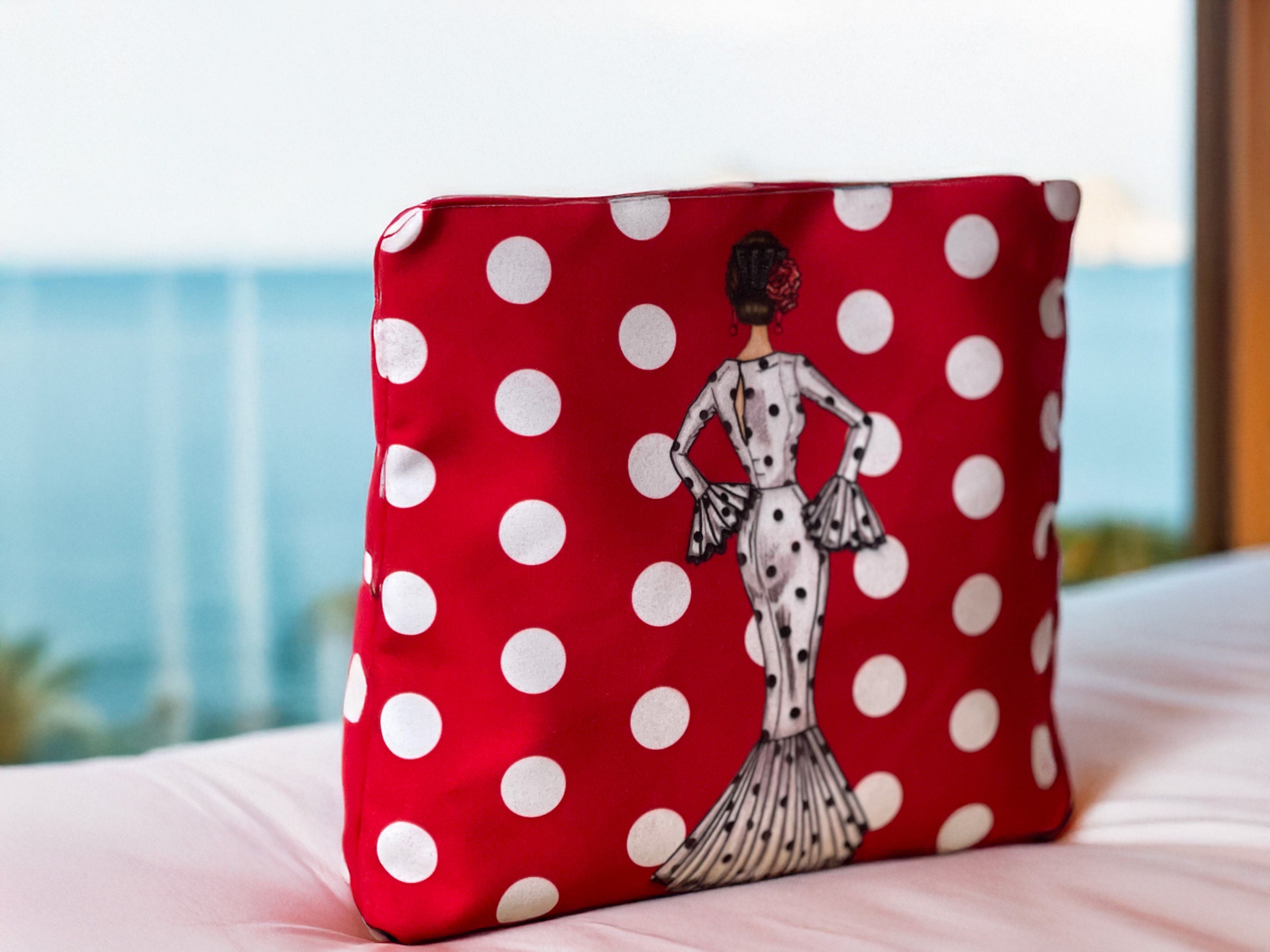 Neceser Flamenca “María Blanco” con fondo rojo y lunares blancos, diseño a doble cara y tamaño de 25x26 cm, ideal para el aseo personal y viajes.