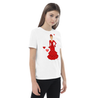 Camiseta flamenca de niñas de algodón 100% orgánico - Modelo Ana, camiseta decorada con un diseño flamenco, junto a un par de zapatos deportivos.