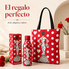 Pack botella + bolso Málaga María Blanco fondo rojo – vista 2