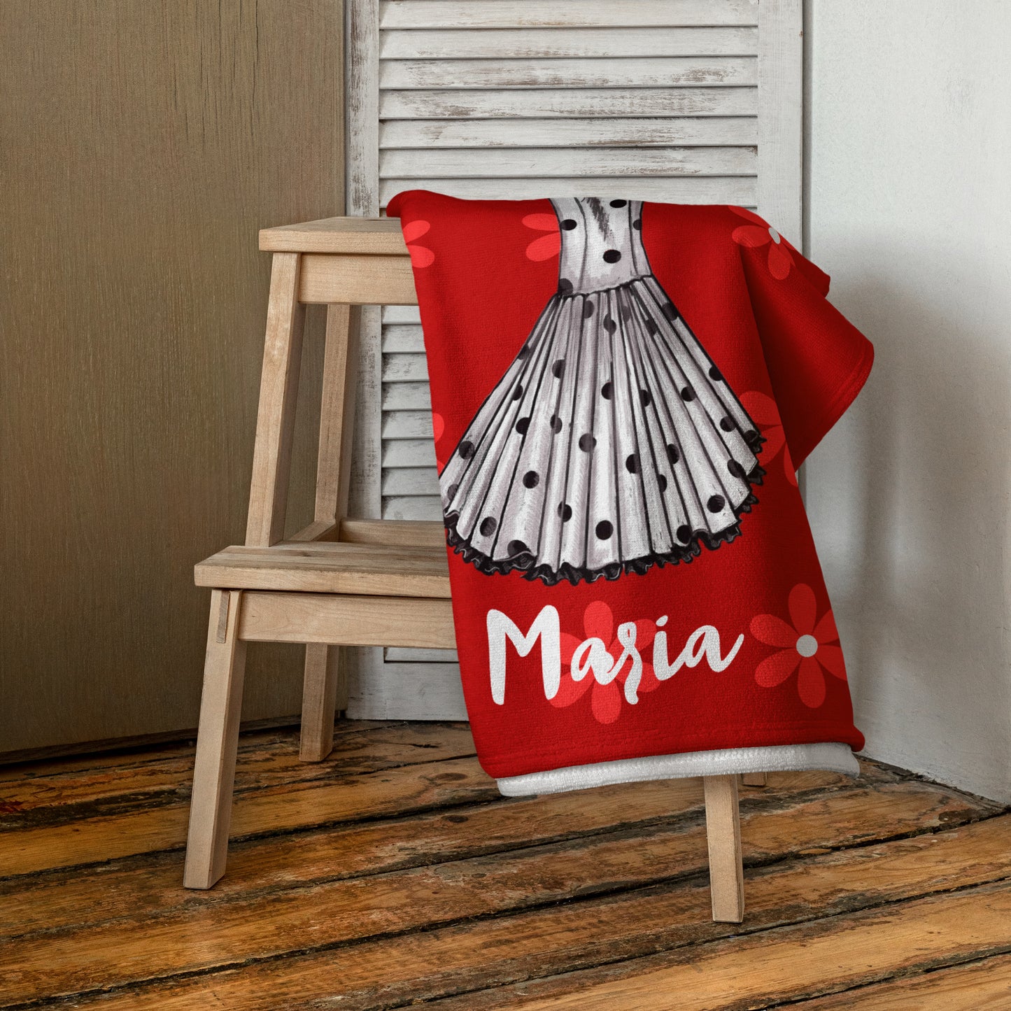 Toalla De Playa Personalizable - Modelo Flamenca María con flores rojas