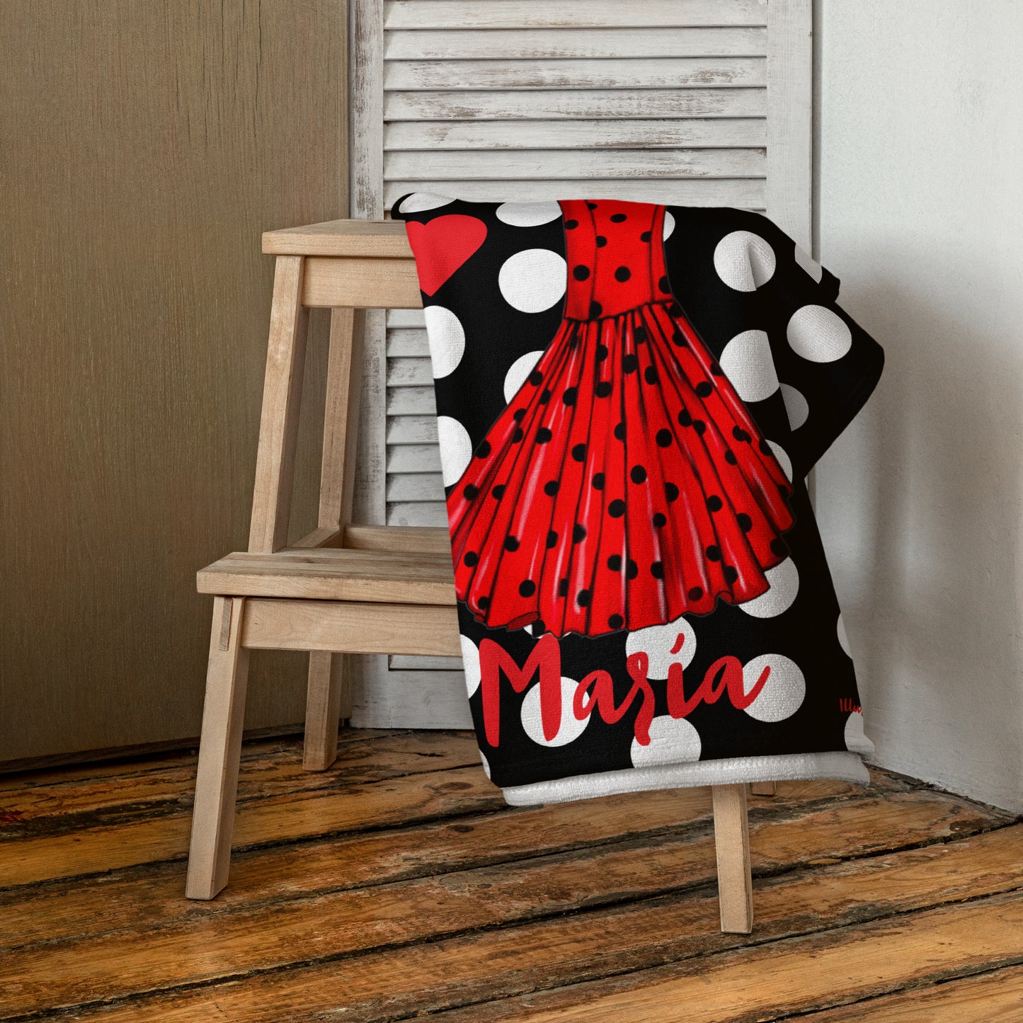 una silla en blanco y negro con un vestido rojo sobre ella