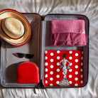 Neceser “María Blanco” sobre fondo blanco, capturando su belleza y estilo andaluz, perfecto para el aseo femenino y la moda flamenca.