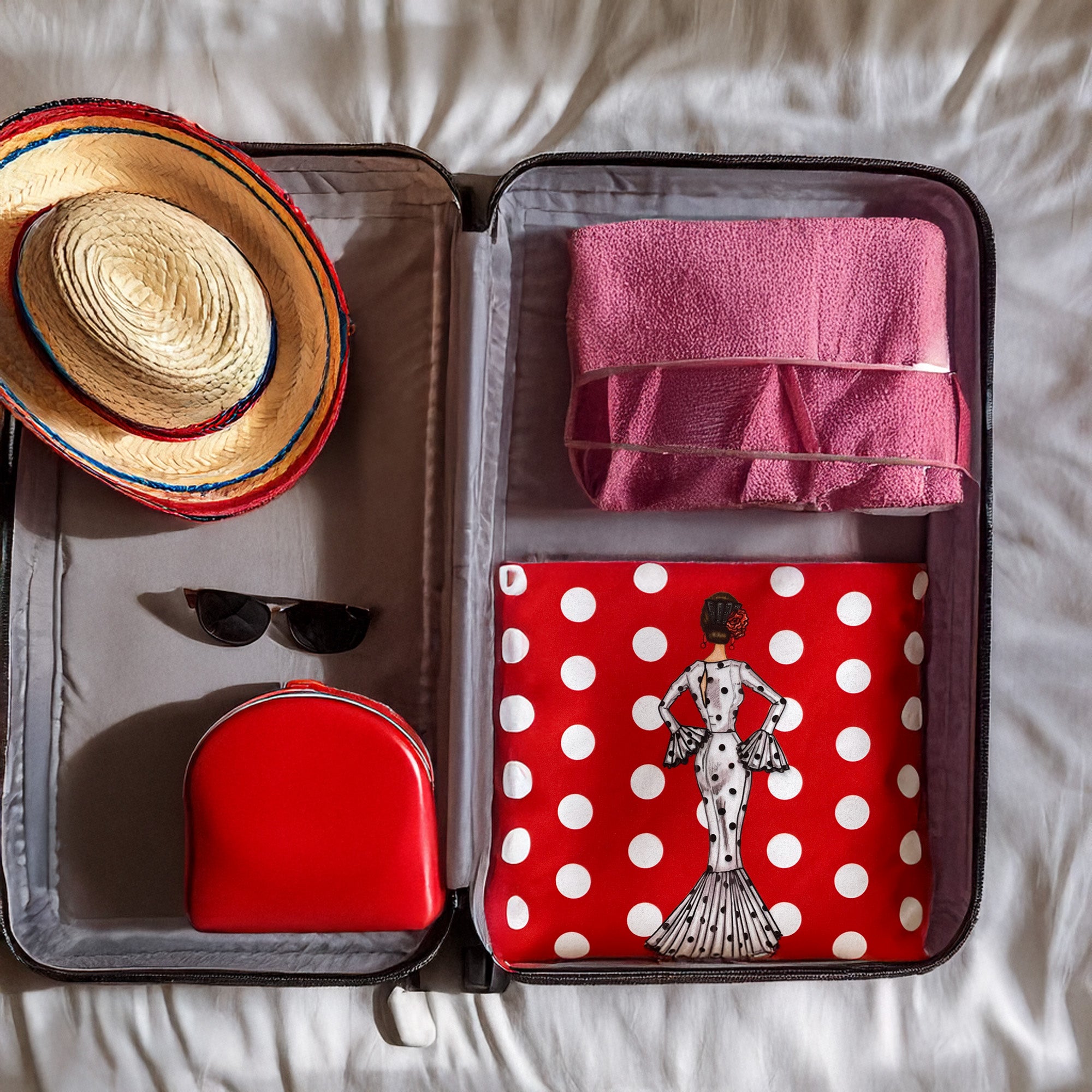 Neceser “María Blanco” sobre fondo blanco, capturando su belleza y estilo andaluz, perfecto para el aseo femenino y la moda flamenca.