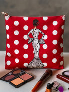 Neceser flamenco “María Blanco”, resaltando su tejido laminado de microfibra, perfecto para viajes y uso diario, con estilo andaluz.