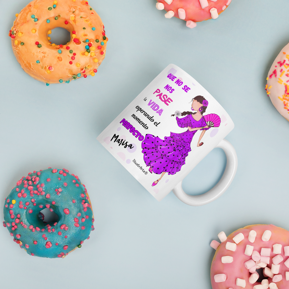 una taza de café con una imagen de una mujer rodeada de donuts