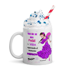 una taza de crema batida con una pajita dentro