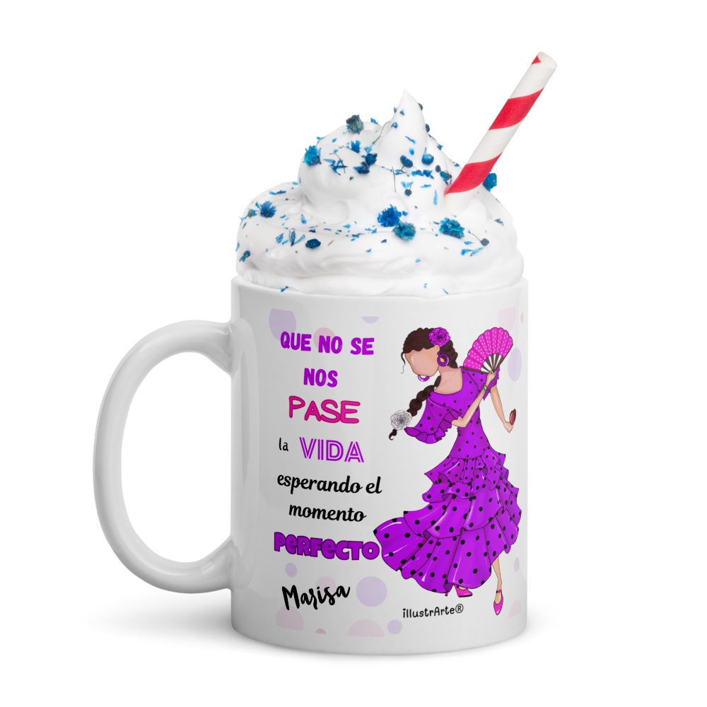 una taza de crema batida con una pajita dentro