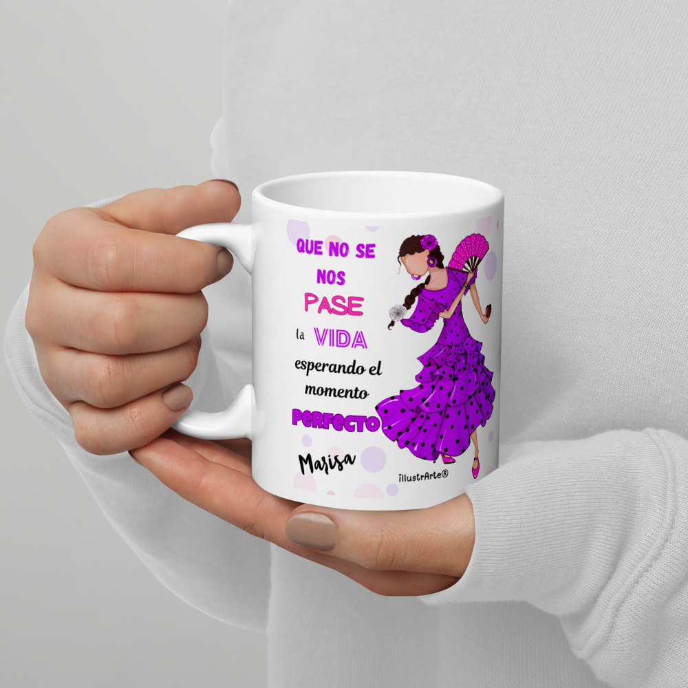 una persona sosteniendo una taza de café con una imagen de una mujer