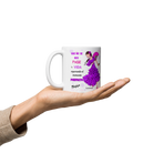 una persona sosteniendo una taza de café con una imagen de una mujer en ella