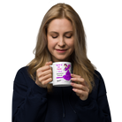 una mujer sosteniendo una taza de café en sus manos