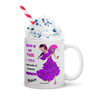 una taza de café blanca llena de crema batida y una pajita a rayas rosa y blanca