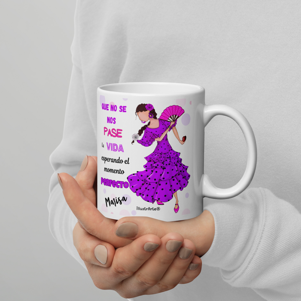 una mujer sosteniendo una taza de café con una imagen de una mujer en un vestido púrpura