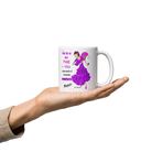 una mano sosteniendo una taza de café con una imagen de una mujer en ella