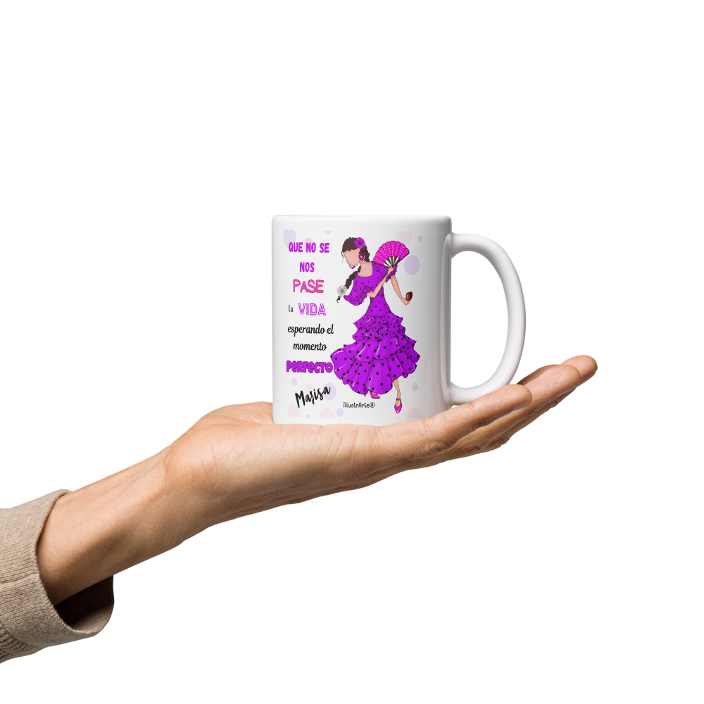 una mano sosteniendo una taza de café con una imagen de una mujer en ella