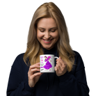 una mujer sosteniendo una taza de café en sus manos