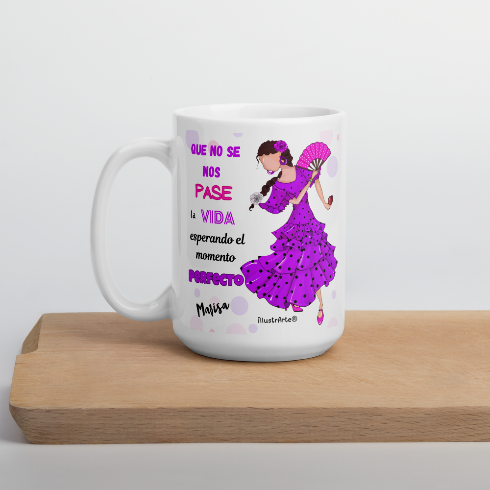 una taza de café con una imagen de una mujer en un vestido púrpura