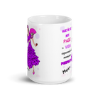 una taza de café blanca con una mujer en un vestido púrpura sosteniendo un paraguas rosa