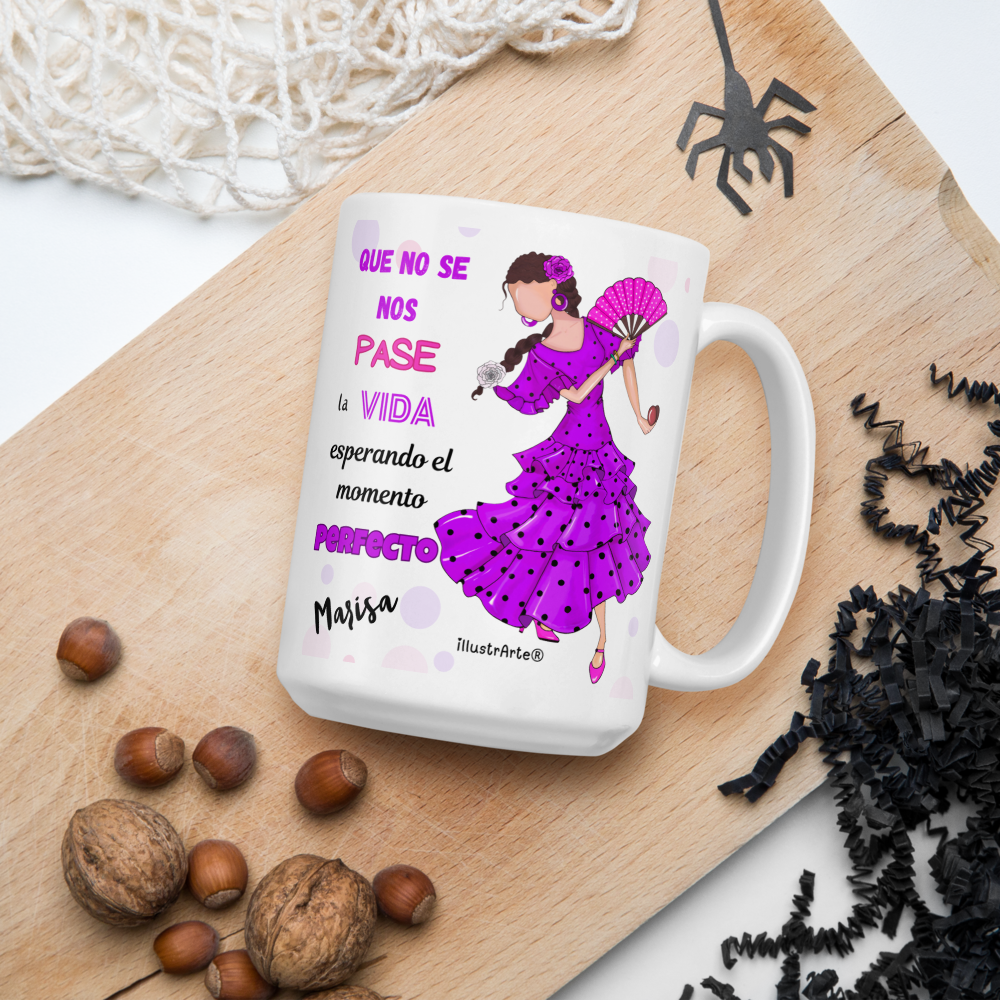 una taza de café con una imagen de una mujer en un vestido púrpura