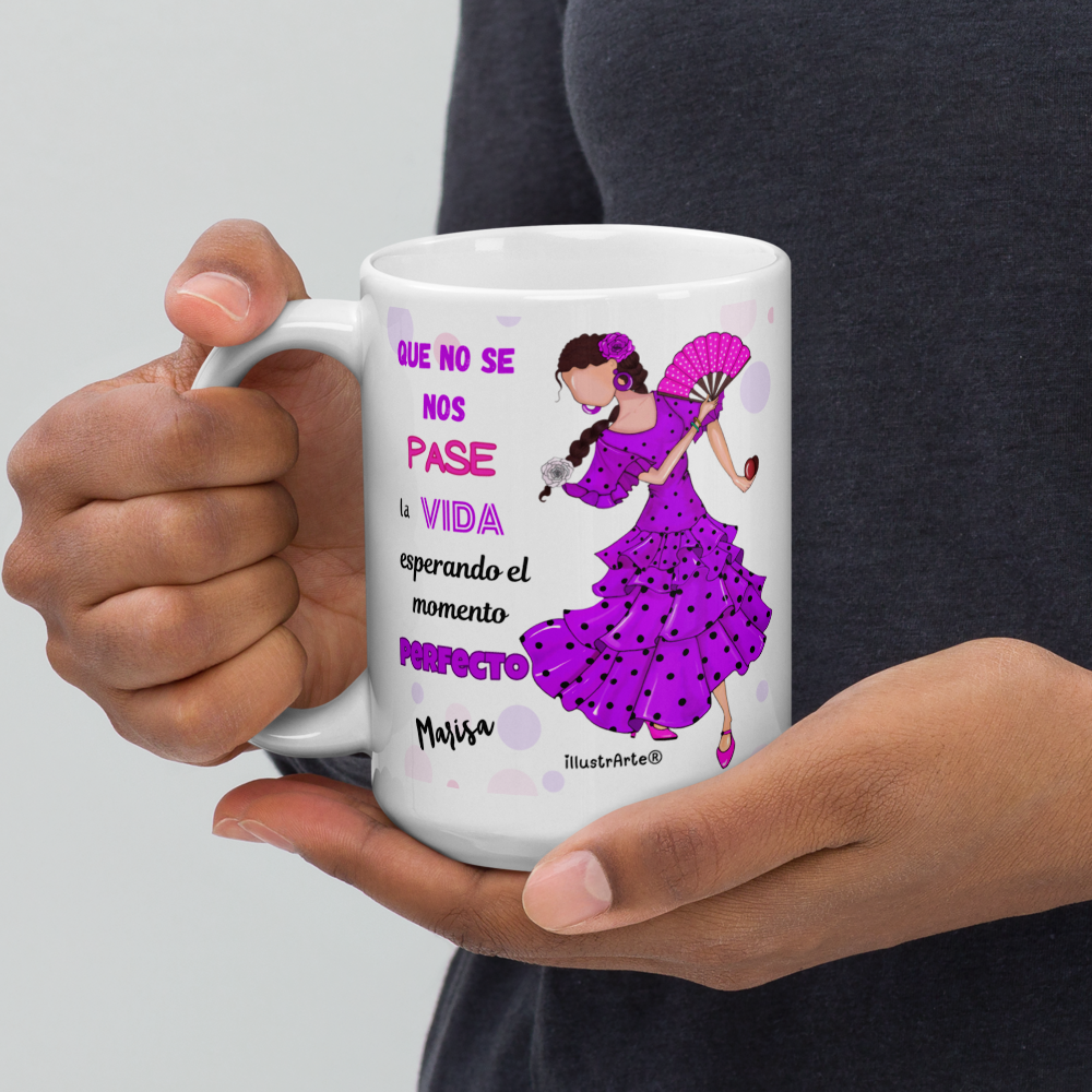 una mujer sosteniendo una taza de café con una imagen de una mujer en un vestido púrpura