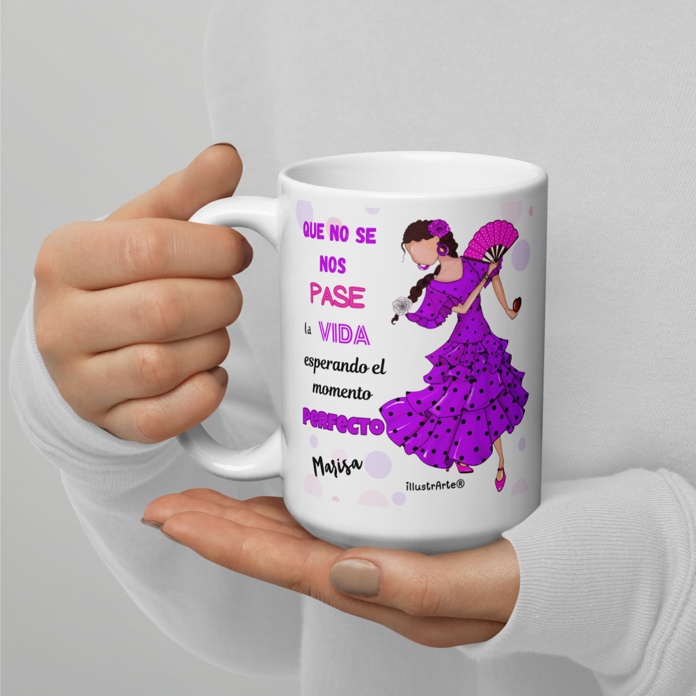 una mujer sosteniendo una taza de café en sus manos