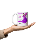 una persona sosteniendo una taza de café con una imagen en ella