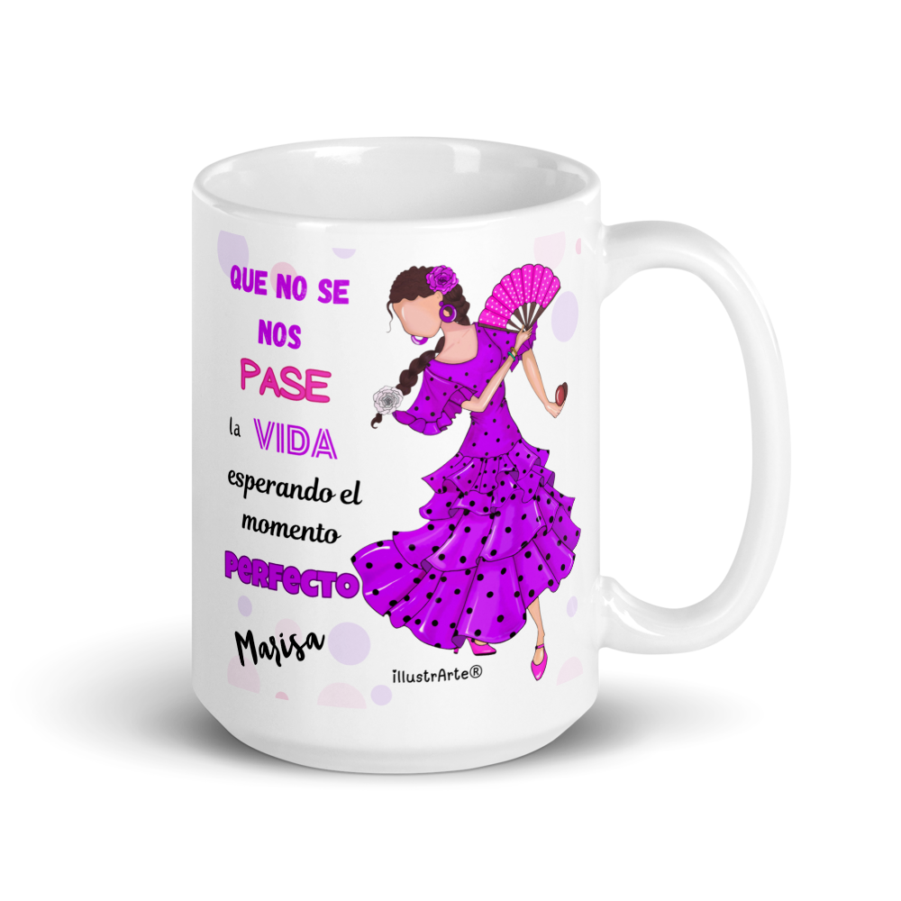 una taza de café blanca con una mujer en un vestido púrpura